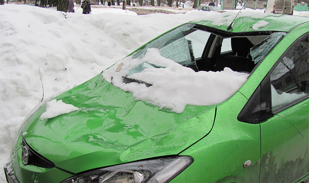Упал снег с крыши на машину что делать