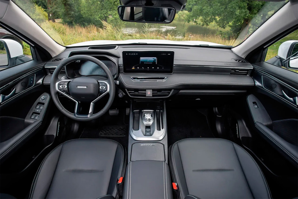 Медиасистема с широченным тачскрином в салоне Haval радует быстродействием и графикой. Она, конечно же, поддерживает CarPlay и Android Auto. Кроме того, в «китайце» есть круговой обзор и аудиосистема от Harman/Kardon с 12 динамиками, которая отменно звучит.