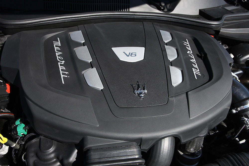 Двигатель мазерати. Maserati Ghibli капот. Двигатель Мазерати гибли. Крышка двигателя Мазератти. Двигатель Maserati v8.