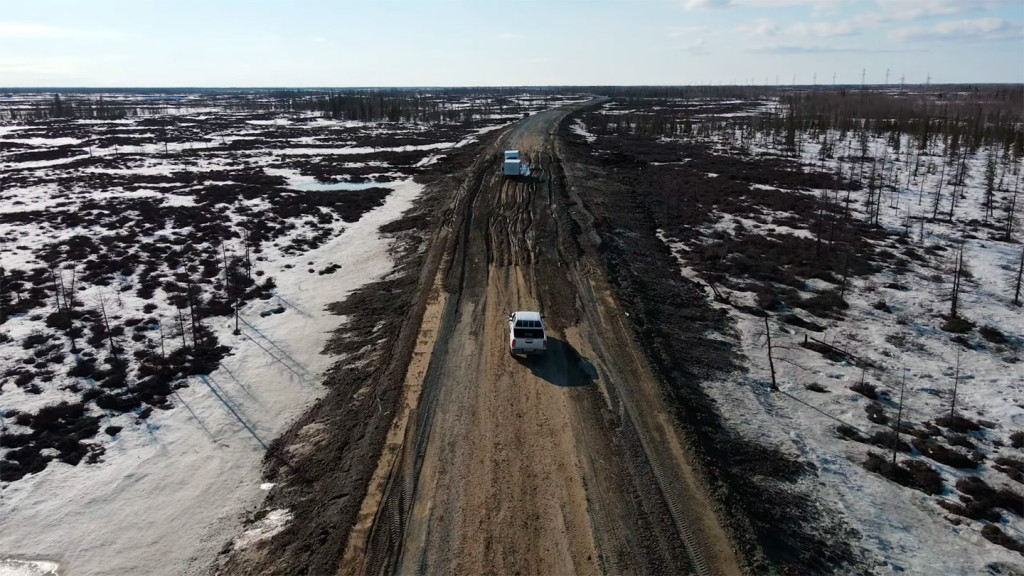 Большая часть дорог на Ямале выглядят примерно так. Хотя за последние годы появились и приличные асфальтированные трассы.&nbsp;