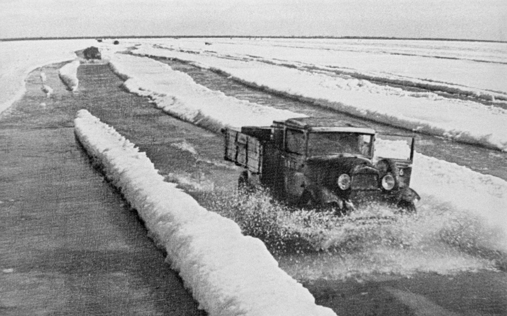 <p>СССР. Ленинградская область. Доставка грузов в осажденный Ленинград по льду Ладожского озера во время Великой Отечественной войны.&nbsp;25 января 1943 года</p>