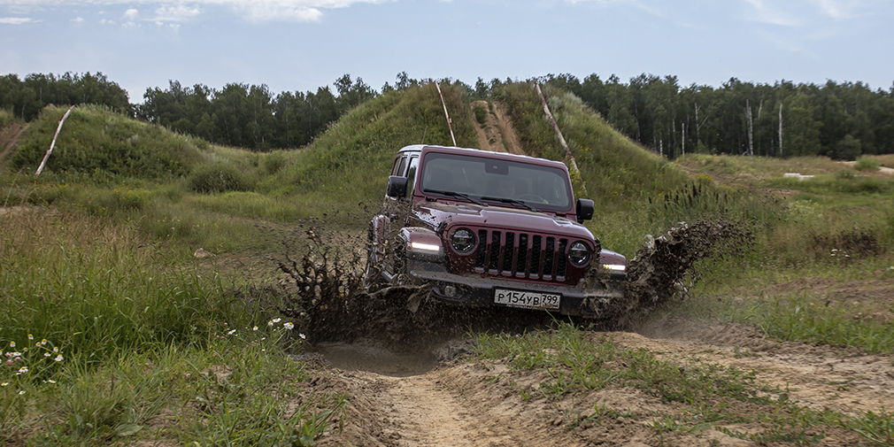 Wrangler — невероятно «чумазый» автомобиль, по-хорошему рассчитанный только на теплое время года. Зимой все эти выпирающие крылья, дверные ручки и плоские стекла нещадно закидываются слякотью и реагентами. Имейте в виду!