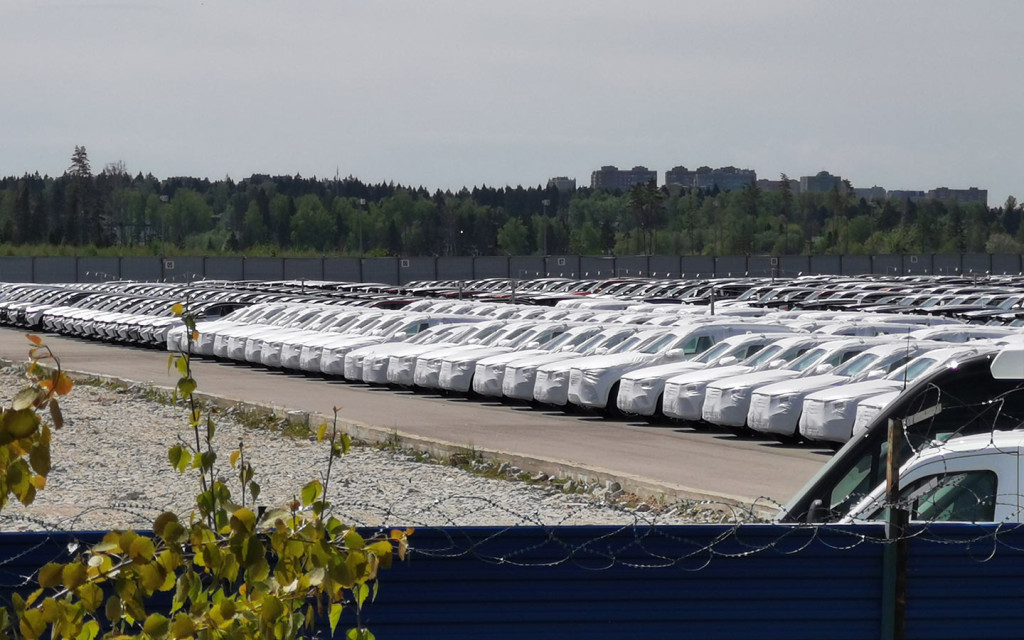 In the foreground - seems to be one of the last Mercedes-Benz cars to arrive at Russian dealerships.  These are mostly GLC crossovers, although you can also see the large GLS and E-Class sedan.