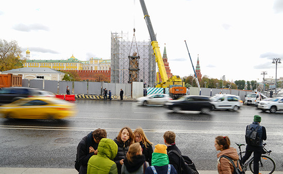 Установка памятника князю Владимиру на Боровицкой площади
