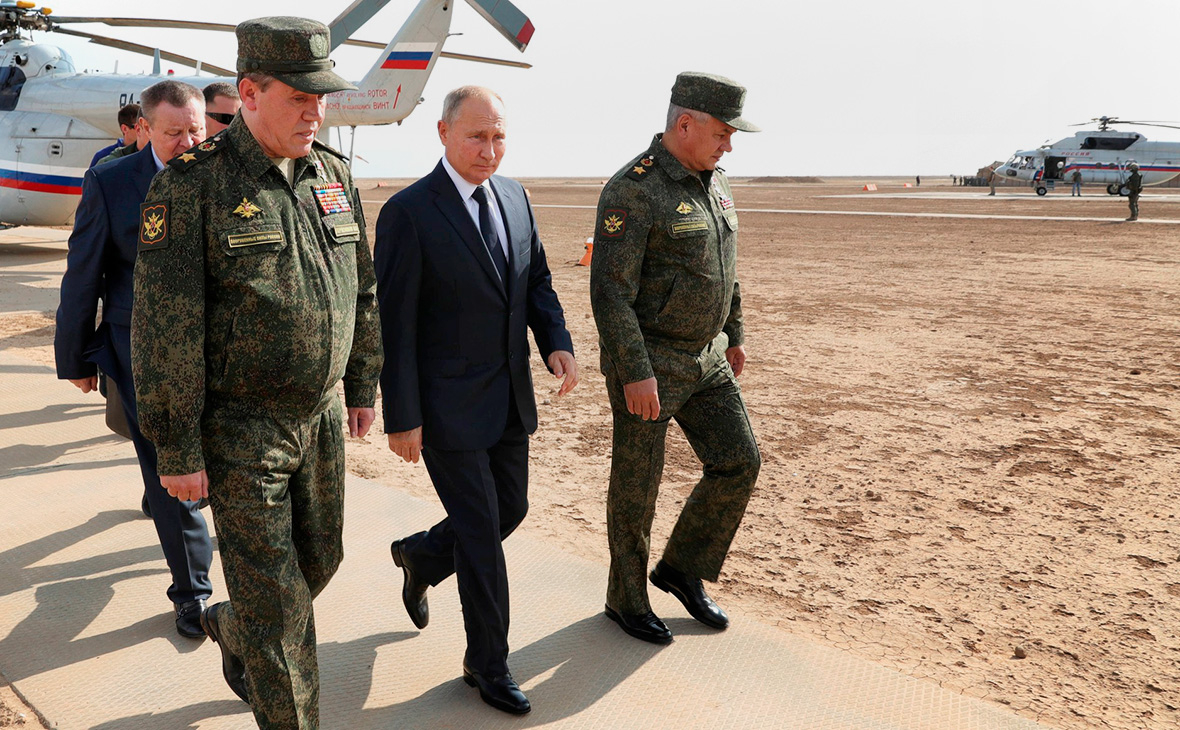Валерий Герасимов, Владимир Путин и Сергей Шойгу на полигоне Капустин Яр во время основного этапа стратегических командно-штабных учений «Кавказ-2020»