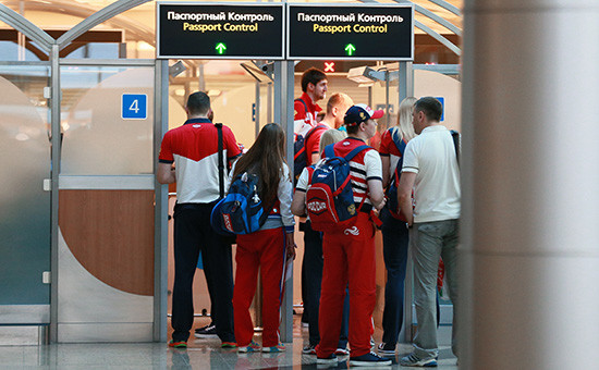 Члены олимпийской сборной России проходят паспортный контроль во время проводов олимпийской сборной России в Рио-де-Жанейро в аэропорту Шереметьево. 28 июля 2016 года