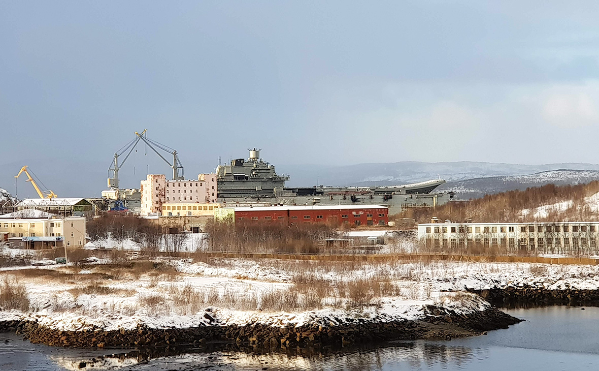 Авианосец «Адмирал Кузнецов» в плавучем доке судоремонтного завода в Росляково