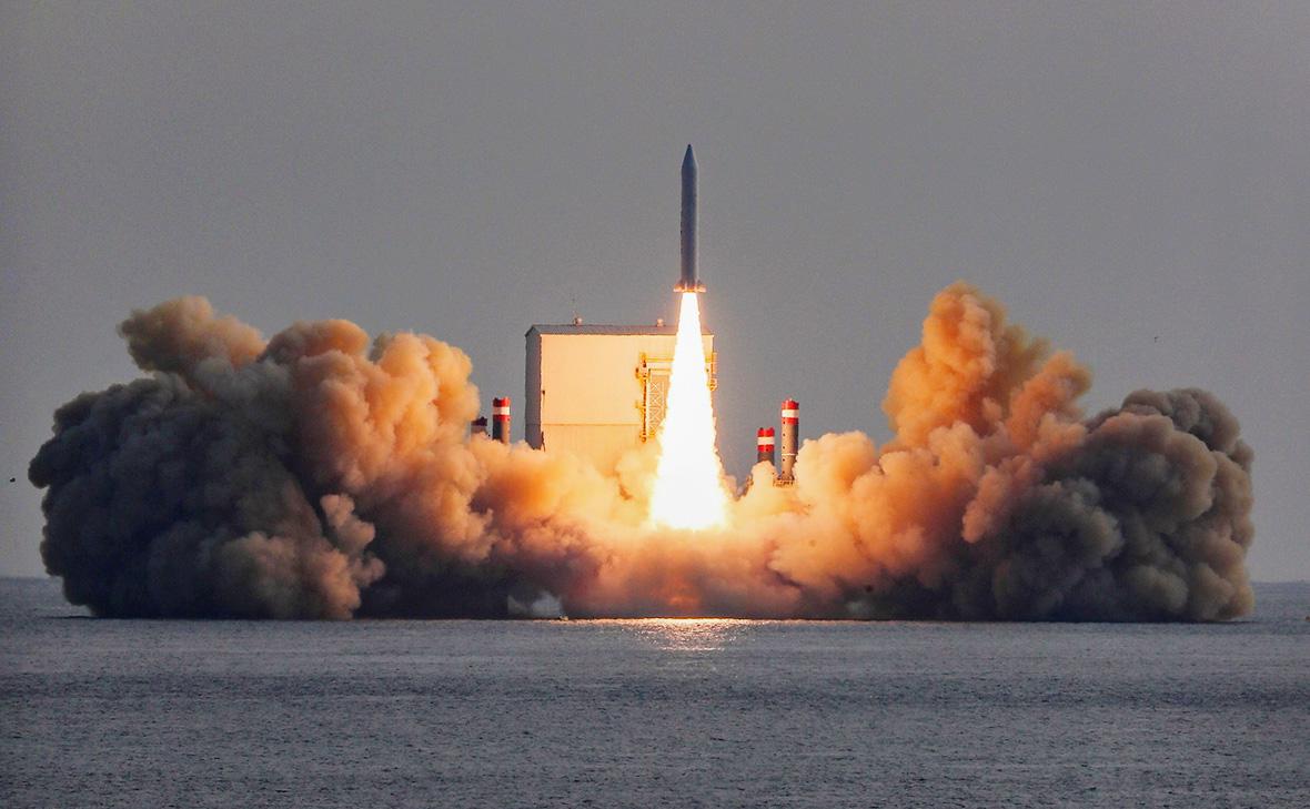 Запуск твердотопливной космической ракеты с побережья острова Чеджудо, Южная Корея, 4 декабря 2023 г.
