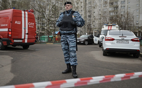 Сотрудник правоохранительных органов у жилого дома на юге Москвы, где были обнаружены оружие и боеприпасы, 22 апреля 2016 года