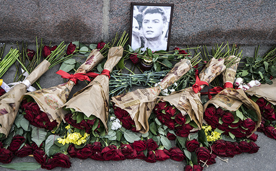 Цветы на месте убийства политика Бориса Немцова