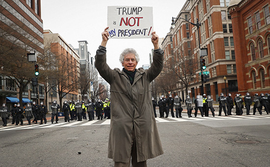 Участник акции протеста во время инаугурации Дональда Трампа