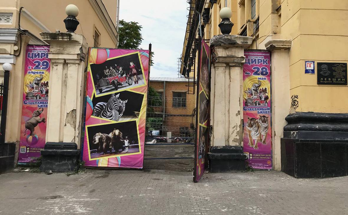 Ворота рядом со зданием цирка в Ростове-на-Дону, в которых застрял танк ЧВК «Вагнер»