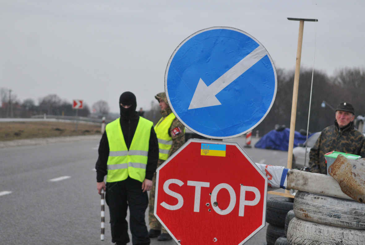 Украинские активисты на блокпосту возле Львова, блокируя движение грузовиков с российскими номерами