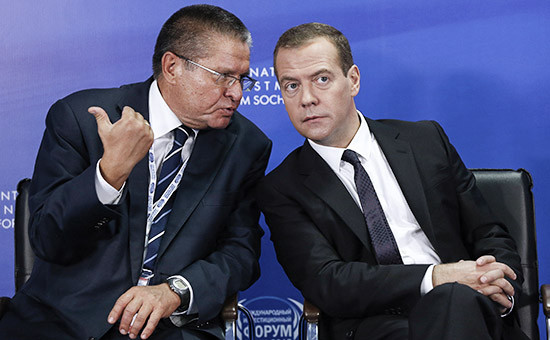 Министр экономического развития России Алексей Улюкаев и премьер-министр Дмитрий Медведев (слева направо)