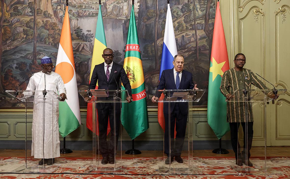 Бакари Яу Сангаре, Абдулайе Диоп,  Сергей Лавров и Карамоко Жан-Мари Траоре (слева направо)