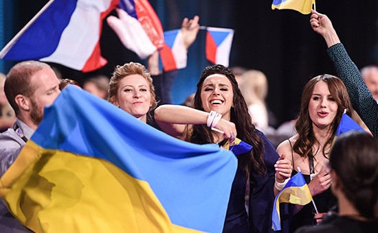 Представительница Украины Джамала (вторая справа), победившая в финале 61-го международного конкурса песни «Евровидение»–2016