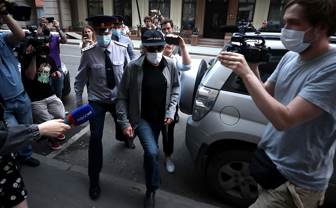 Доставка актера Ефремова после допроса по делу о сбыте наркотиков в квартиру, где он отбывает домашний арест