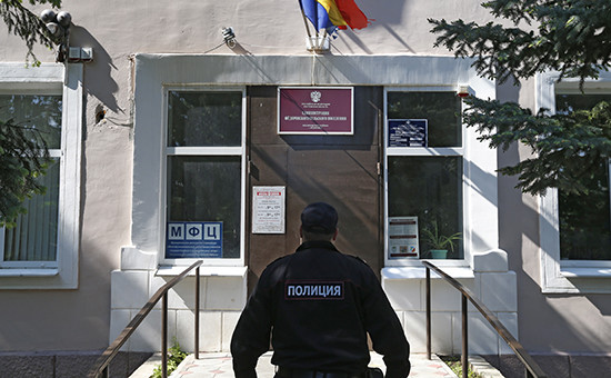 Сотрудник полиции у здании администрации Федоровского сельского поселения в Неклиновском районе, 13 мая 2016 года
