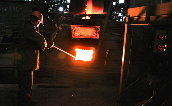 Плавка металла на заводе «Красный Октябрь»


