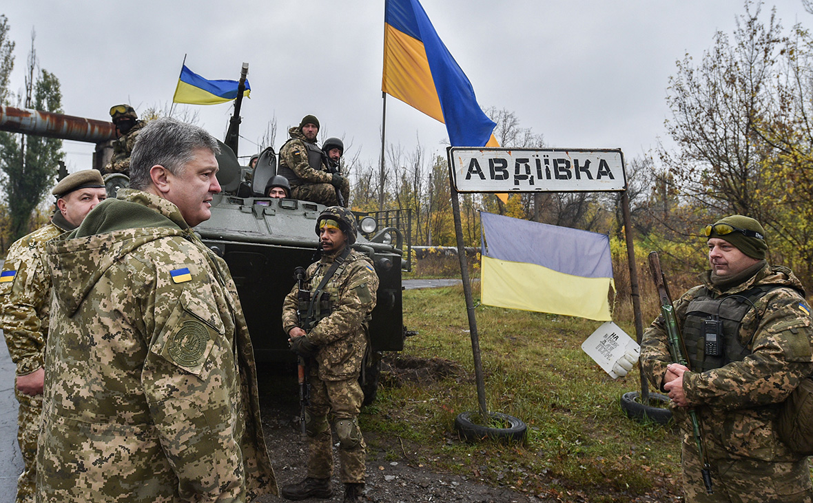 Петр Порошенко (слева) в Авдеевке