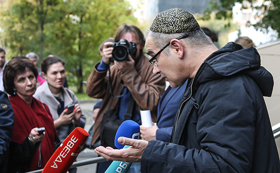 Блогер Антон Носик, обвиняемый в распространении экстремистских материалов в интернете, отвечает на вопросы журналистов у Пресненского суда Москвы


