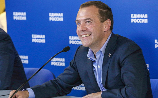 Глава правительства России Дмитрий Медведев во время видеоконференции с представителями партии «Единая Россия»