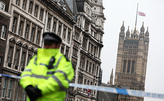 Сотрудник полиции около парламента Великобритании в Лондоне