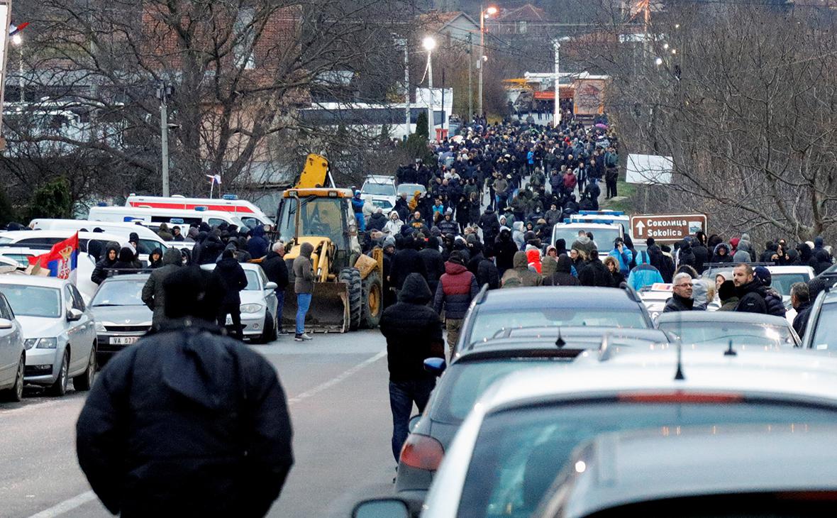 Косовские сербы блокируют дорогу возле деревни Рудине