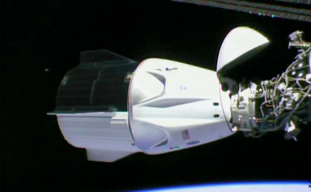 Стыковка Crew Dragon с Международной космической станцией
