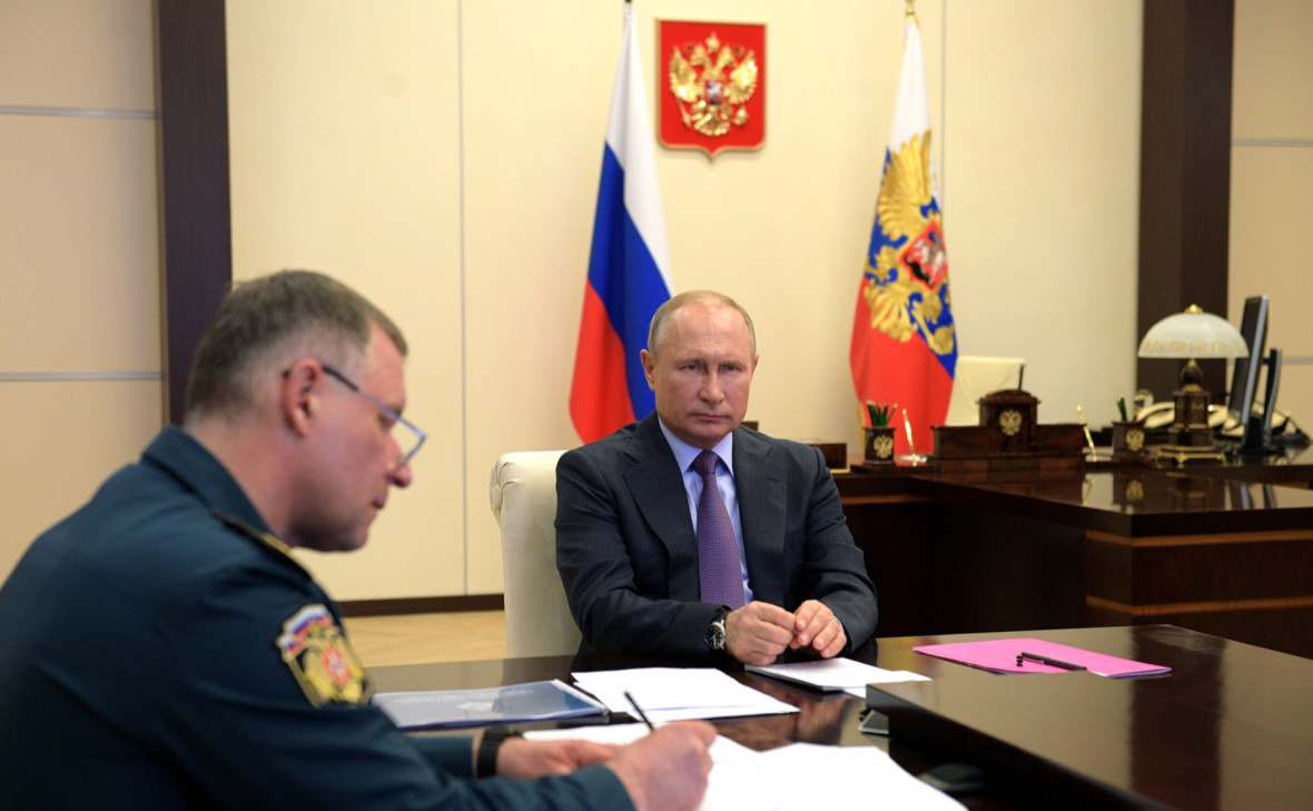 Владимир Путин c главой МЧС Евгением Зиничевым в ходе совещания о ситуации с паводками и пожарами