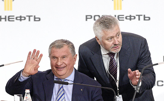 Глава «Роснефти» Игорь Сечин и Михаил Графинин (слева направо)


