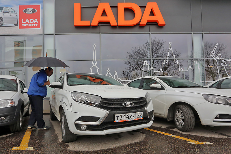 Санкт-Петербург. Автосалон. Продажа автомобилей LADA