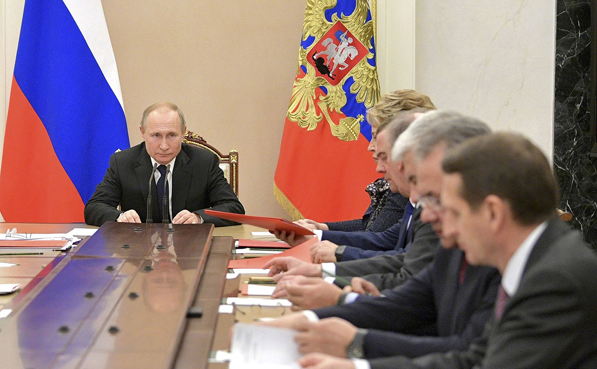 Владимир Путин во время совещания с постоянными членами Совета Безопасности