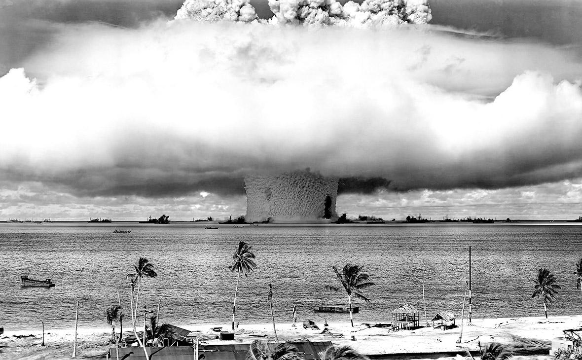 Грибовидное облако в районе атолла Бикини во время первой серии американских подводных атомных испытаний, 1946 год