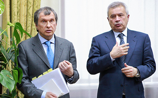Глава «Роснефти» Игорь Сечин и президент ЛУКОЙЛа Вагит Алекперов (слева направо), 2011 год


