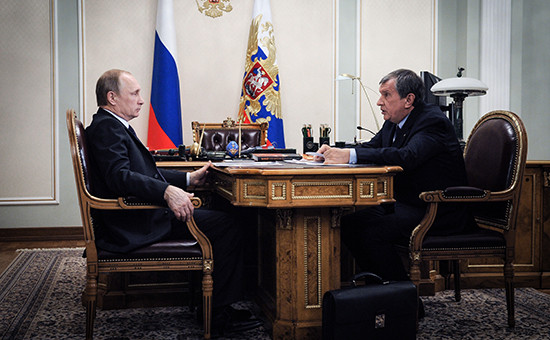 Президент России Владимир Путин и председатель правления «Роснефти» Игорь Сечин (слева направо) во время встречи в Ново-Огарево