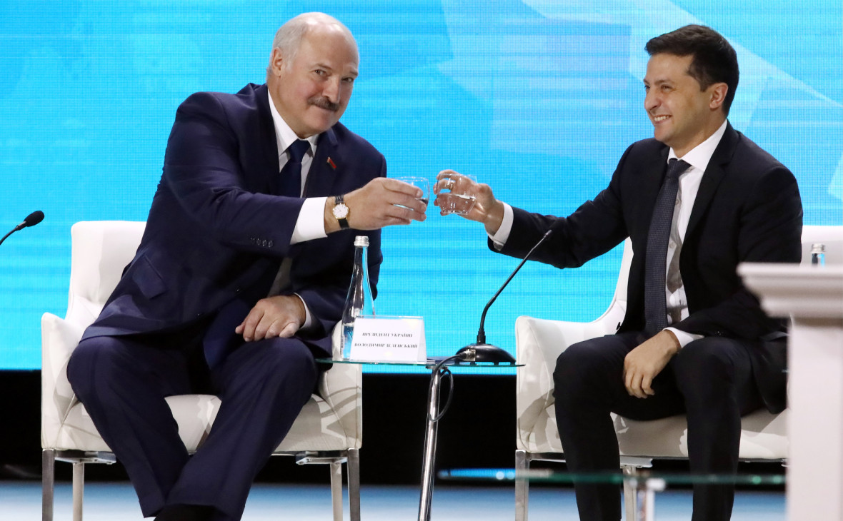 Александр Лукашенко и Владимир Зеленский (справа)