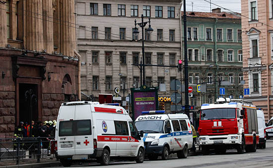 Сотрудники правоохранительных органов у станции метро «Технологический институт» в Санкт-Петербурге