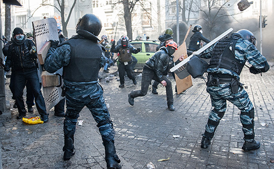 Бойцы «Беркута» во время массовых беспорядков в Киеве. Февраль 2014 года
