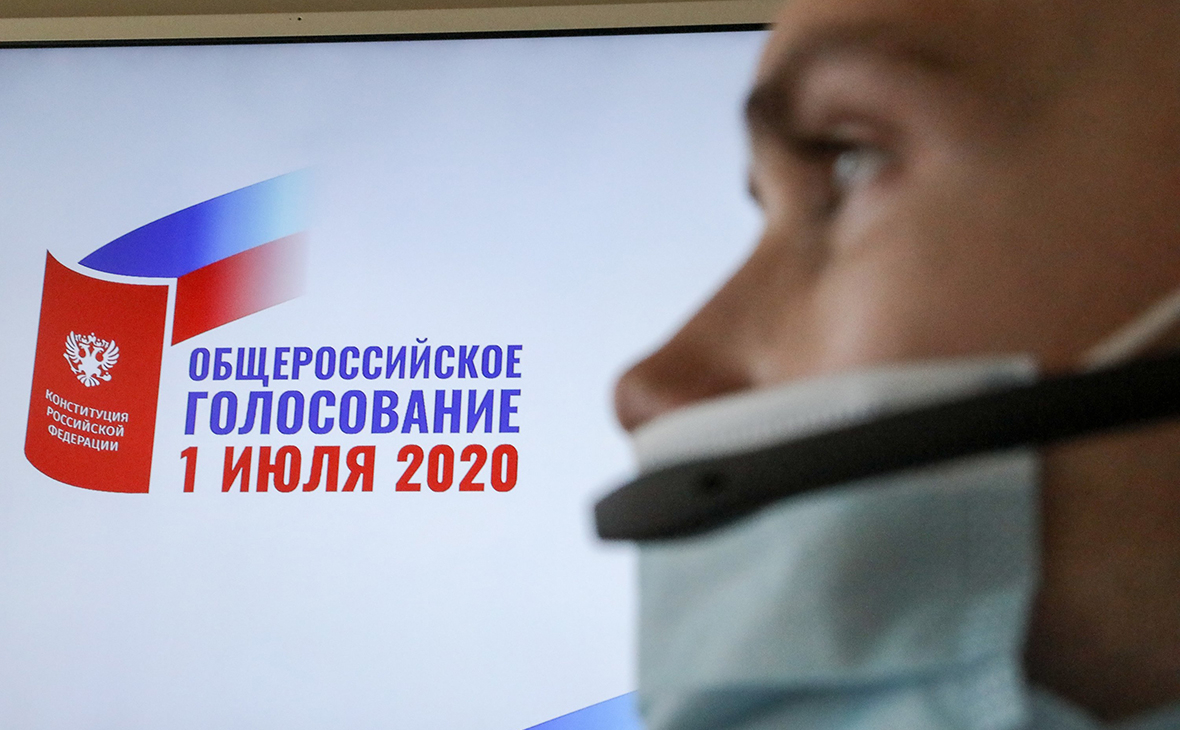 Сотрудник штаба по наблюдению за голосованием по поправкам в Конституцию РФ в Москве