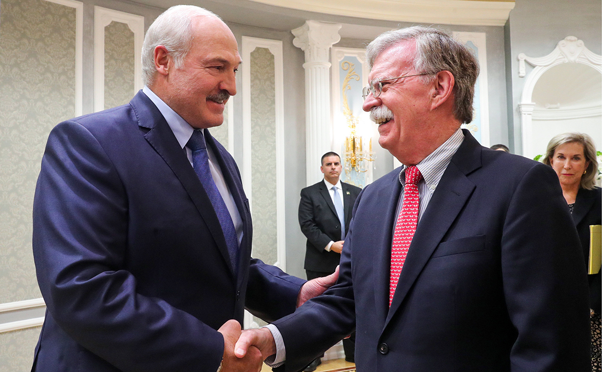 Александр Лукашенко и Джон Болтон (слева направо)