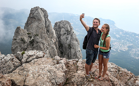 Туристы на горе Ай-Петри в Крыму
