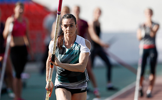 Спортсменка Елена Исинбаева во время соревнований по прыжкам с шестом на чемпионате России по легкой атлетике-2016