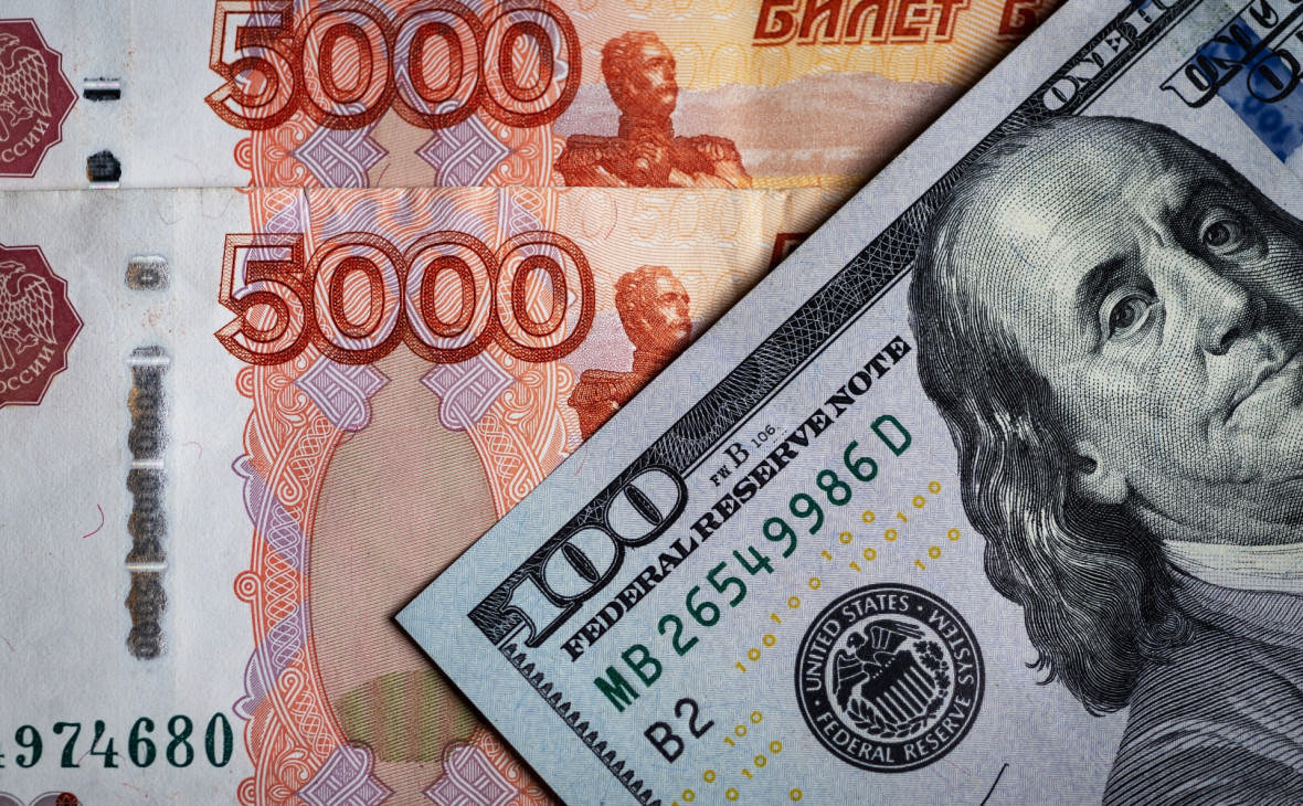 Индекс бигмака назвал рубль самой недооцененной валютой в мире