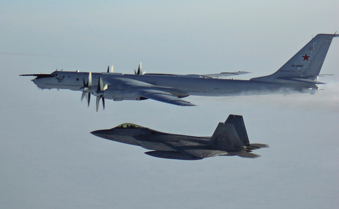 Российский самолет Ту-142 (вверху) и американский самолет F-22 (внизу)
