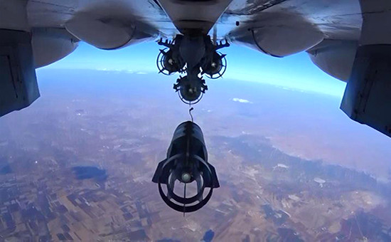 Российский истребитель Су-30 во время бомбометания. Сирия