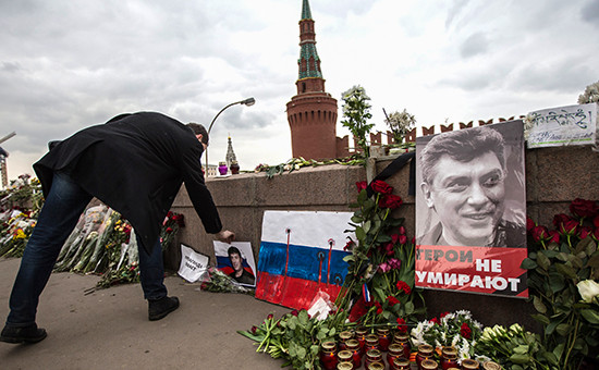 Цветы на месте убийства политика Бориса Немцова на Большом Москворецком мосту