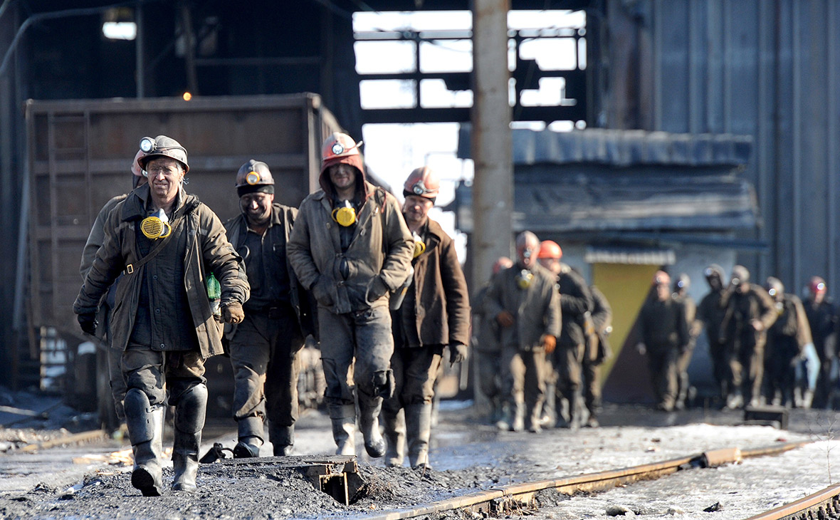 Рабочие угрожают. Рабочий на угольном предприятии. Рабочие захватили завод. Уголь рабочие.