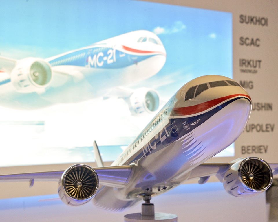 Модель самолета Иркут МС-21 на стенде компании