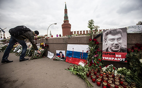 Цветы на месте убийства политика Бориса Немцова на Большом Москворецком мосту